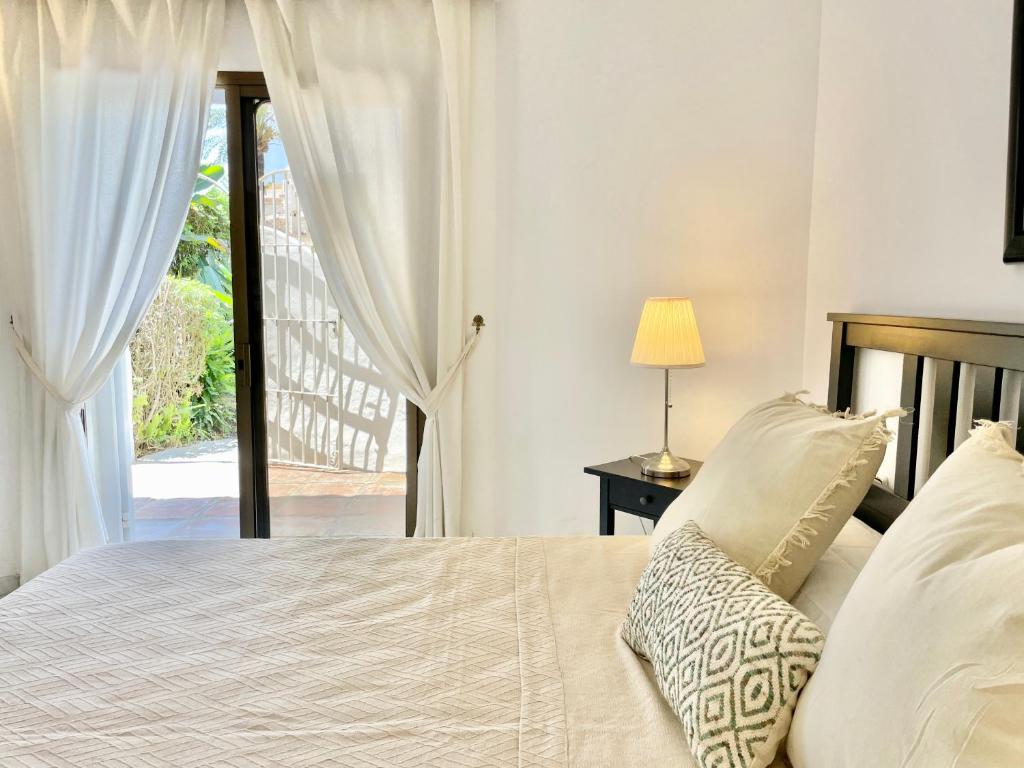 Posteľ alebo postele v izbe v ubytovaní Golden Beach La Palma - EaW Homes