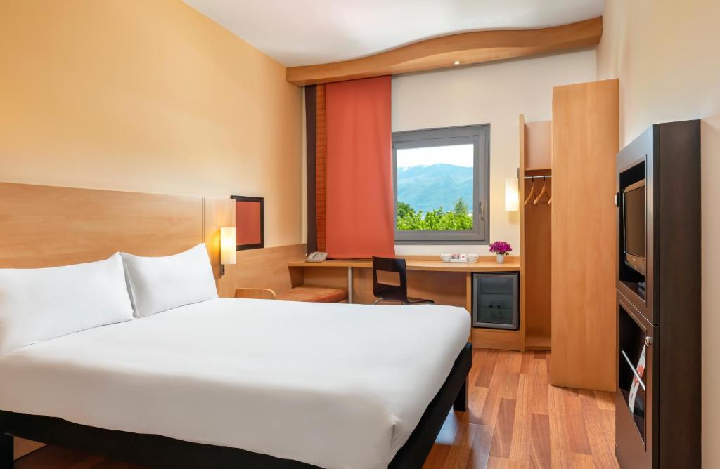 Uma TV ou centro de entretenimento em Ibis Bursa