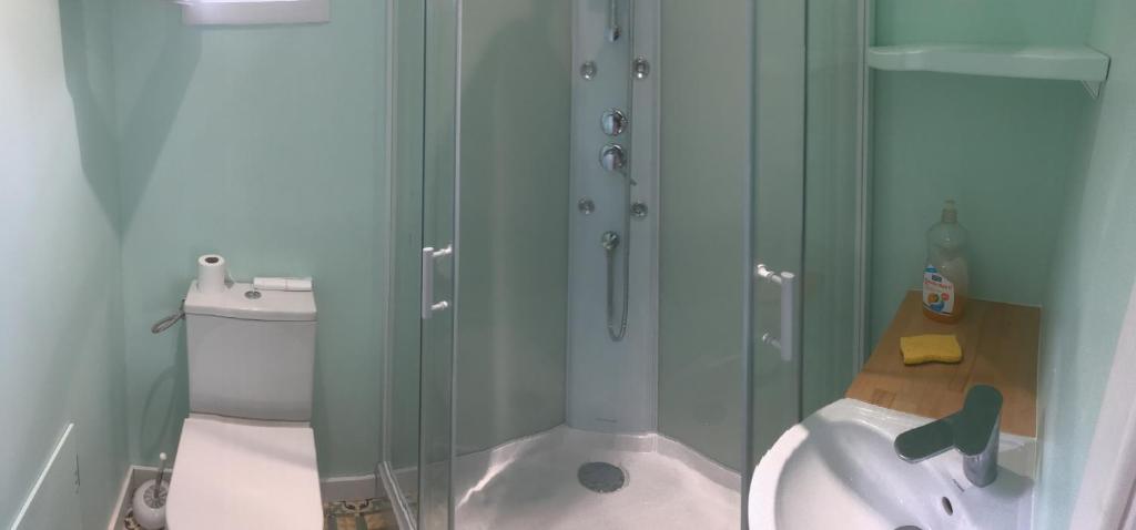 Koupelna v ubytování Chambre studio indépendante au calme avec piscine