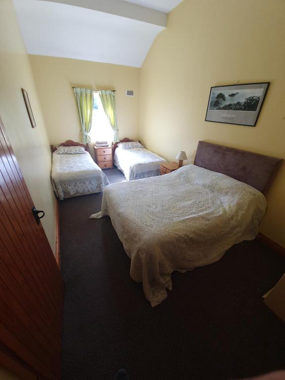 Postel nebo postele na pokoji v ubytování Slane Farm Hostel, Cottages and Camping
