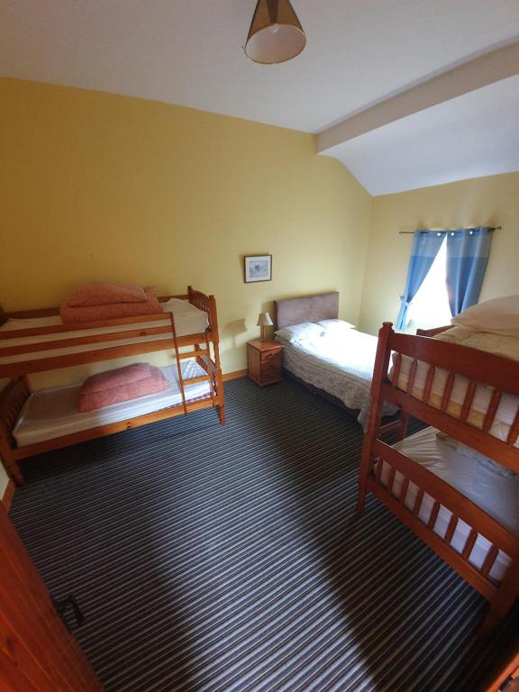 Postel nebo postele na pokoji v ubytování Slane Farm Hostel, Cottages and Camping