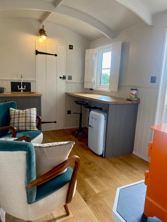 The White Horse Hotel and Luxury Shepherds Huts - Deluxe King Room