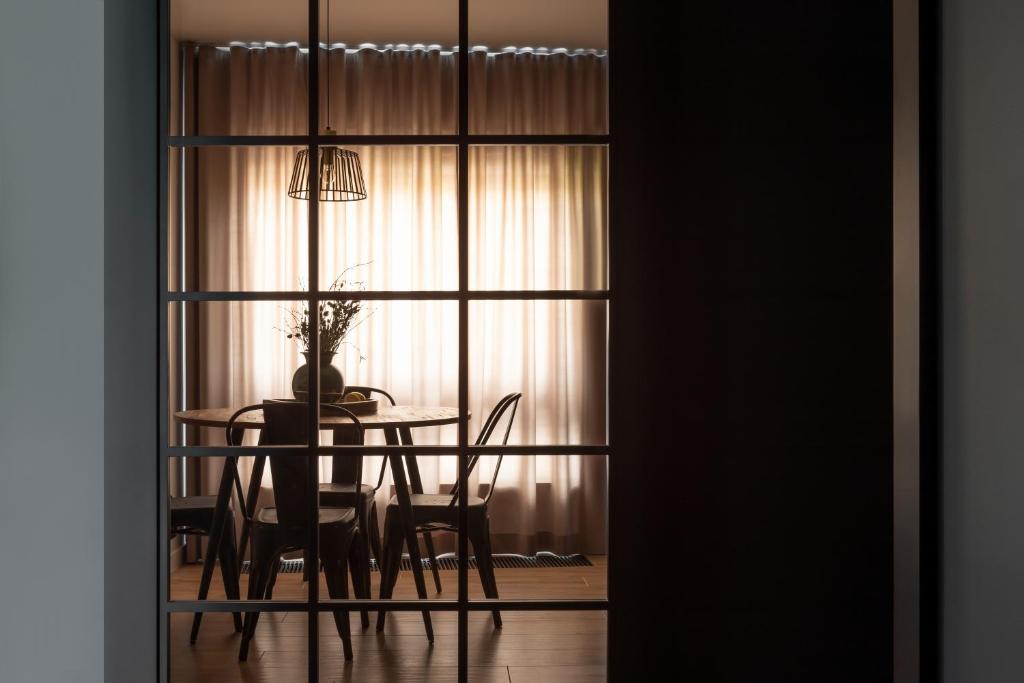 a dining room with a table and chairs and a window at Coffee Apartment Gdynia in Gdynia