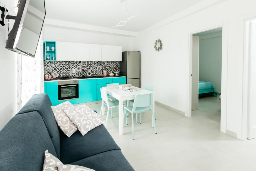 salon z kanapą i stołem w obiekcie Le Isole di Anita w mieście Lipari