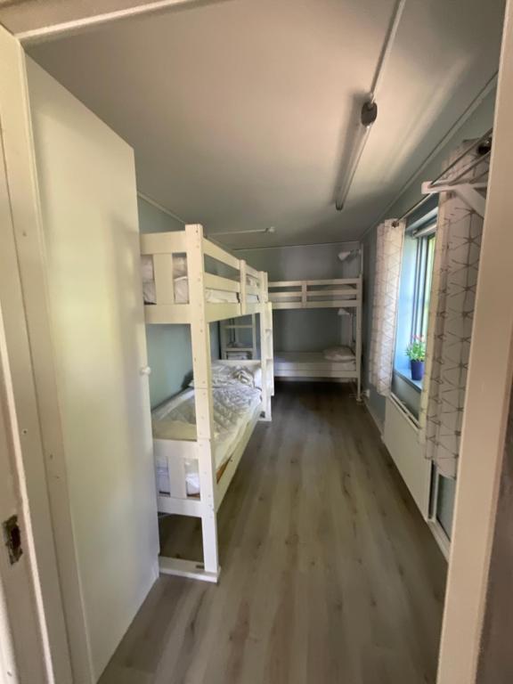 Palanda nebo palandy na pokoji v ubytování Aspan Kurs & Lägergård