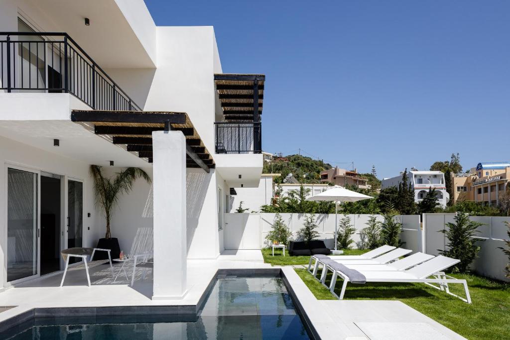 Bazén v ubytovaní Family villa Casa Filo Rosso with Private Pool , 200m to the beach alebo v jeho blízkosti