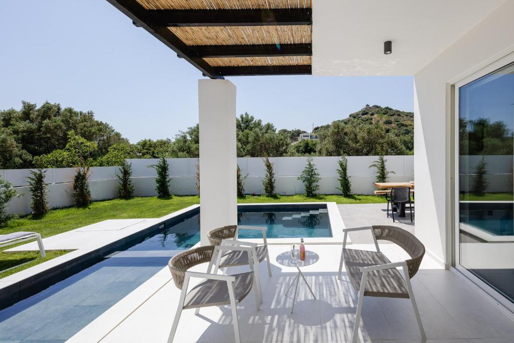 Bazén v ubytovaní Family villa Casa Filo Rosso with Private Pool , 200m to the beach alebo v jeho blízkosti