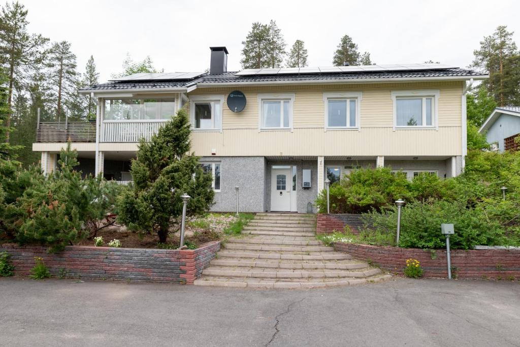 duży dom ze schodami przed nim w obiekcie Talo Valoisa w mieście Rovaniemi