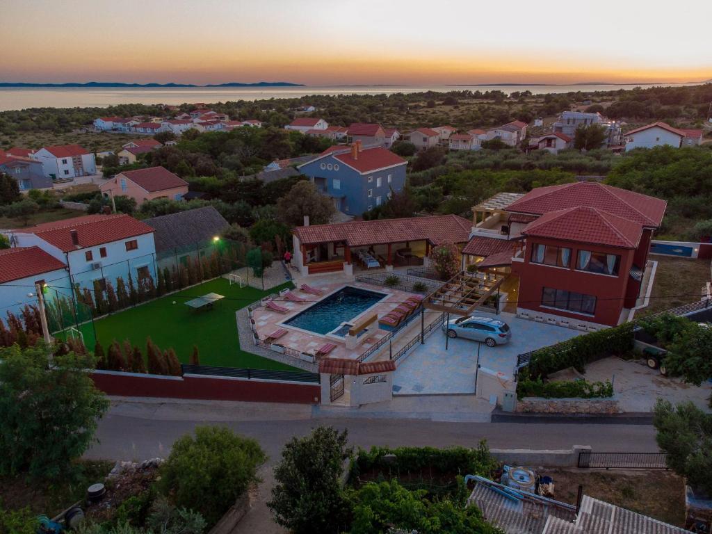 Bazén v ubytovaní Villa Frenky ZadarVillas alebo v jeho blízkosti
