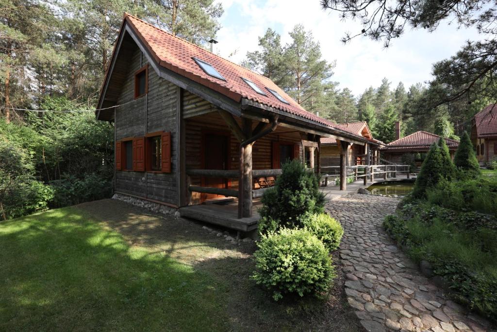 une cabine dans les bois avec un chemin menant à celle-ci dans l'établissement Leśny Zakątek balia kąpielowa ognisko sauna basen rowery w cenie pobytu, à Kruszyniany