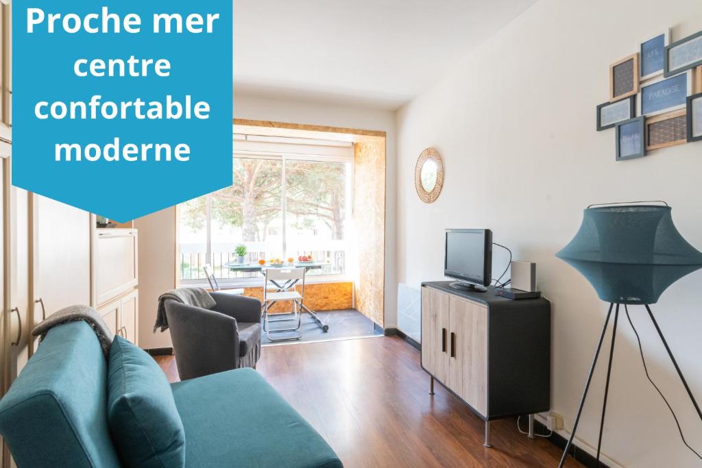 salon z kanapą i telewizorem w obiekcie Studio Le Goéland / cosy / lumineux / plage à 2 minutes w mieście La Grande-Motte
