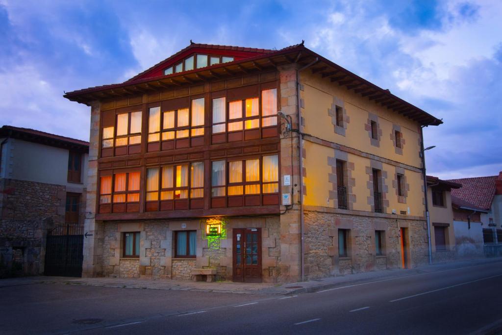un gran edificio con ventanas en el lateral de una calle en El Rincón de las Merindades, en Santelices