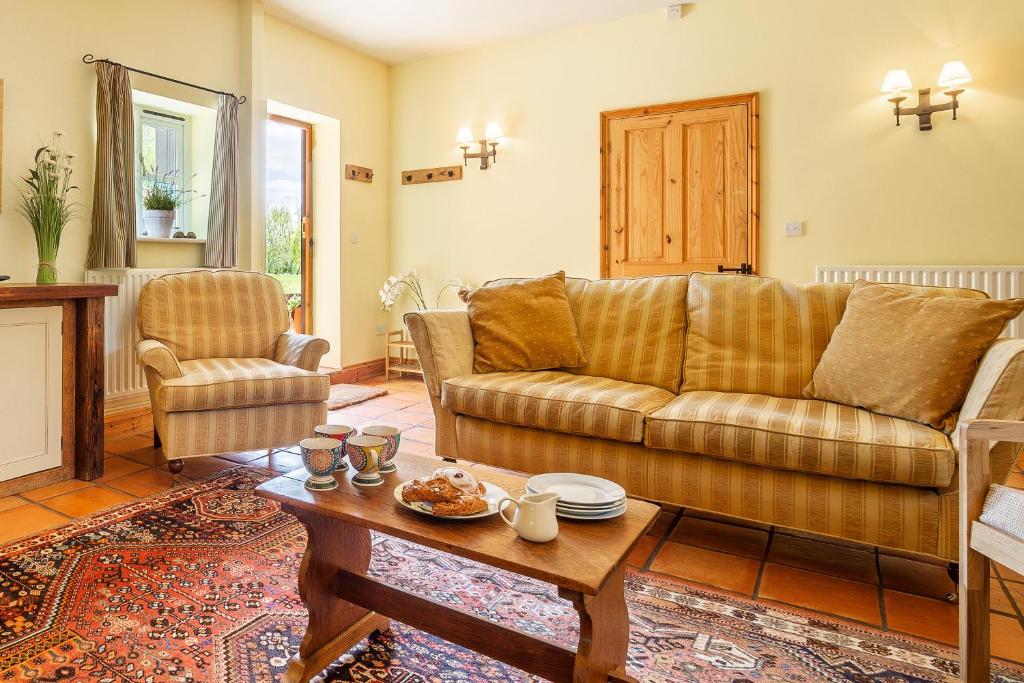 Delightful conversion in a country stud with a swimming pool - Stable Cottage - Housity
