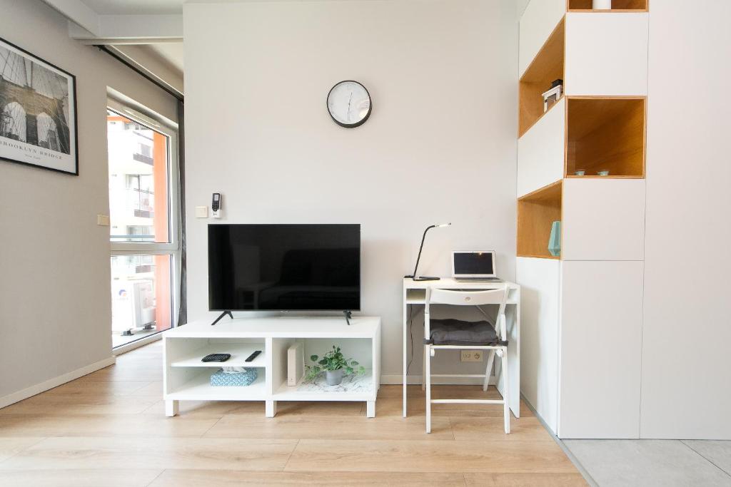 Televízia a/alebo spoločenská miestnosť v ubytovaní Main Trainstation one bedroom AC p4you pl