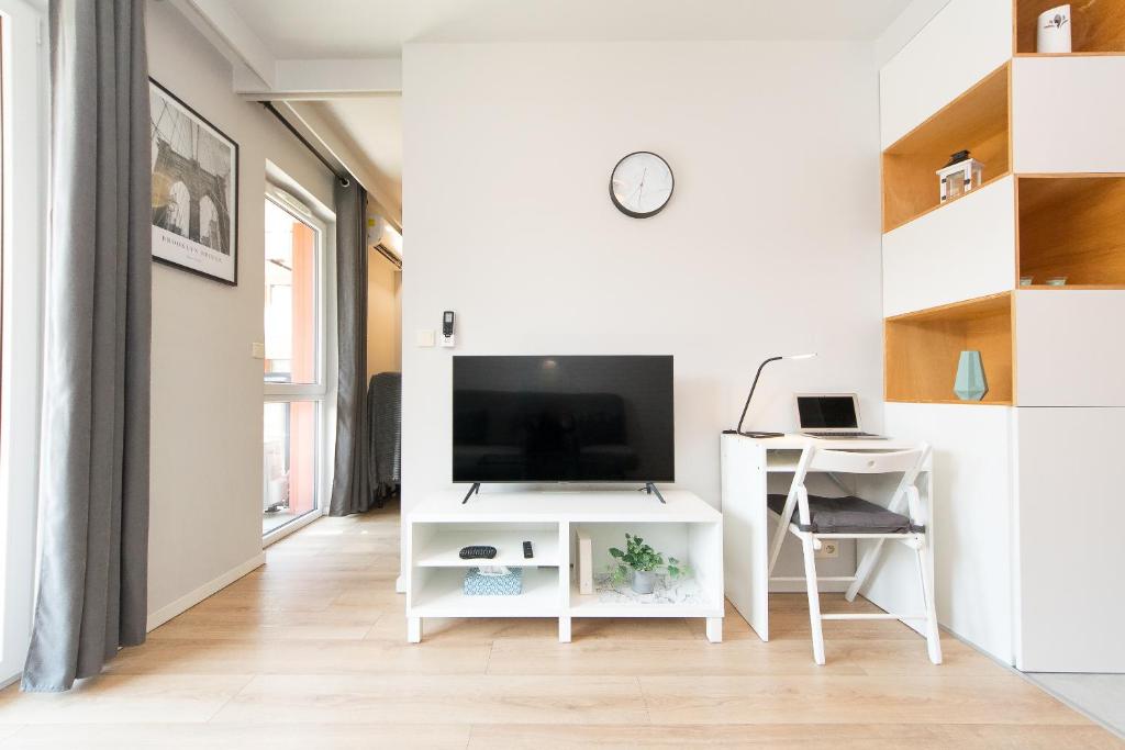 Televízia a/alebo spoločenská miestnosť v ubytovaní Main Trainstation one bedroom AC p4you pl