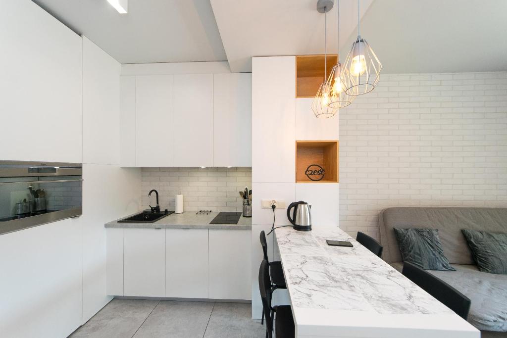 Kuchyňa alebo kuchynka v ubytovaní Main Trainstation one bedroom AC p4you pl
