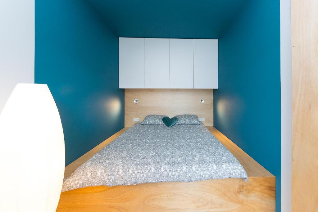 Posteľ alebo postele v izbe v ubytovaní Main Trainstation one bedroom AC p4you pl