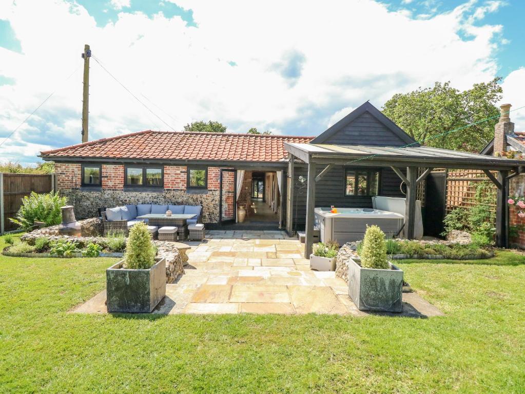 a house with a garden and a patio at Hargate Farm Barn in Norwich