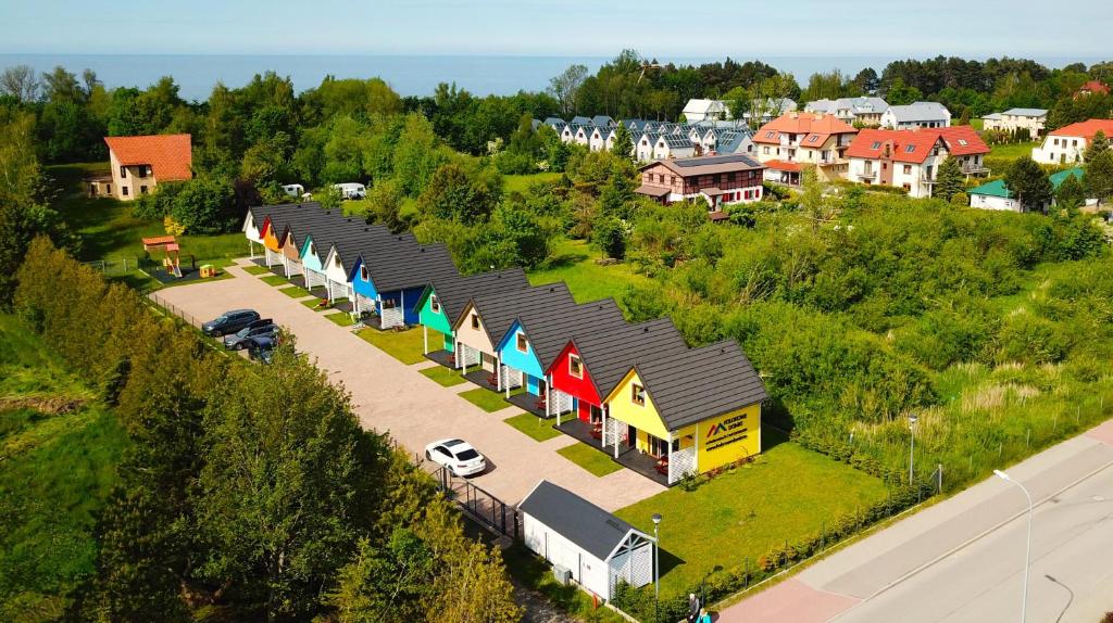widok na parking z szeregiem domów w obiekcie Kolorowe Domki w Gąskach