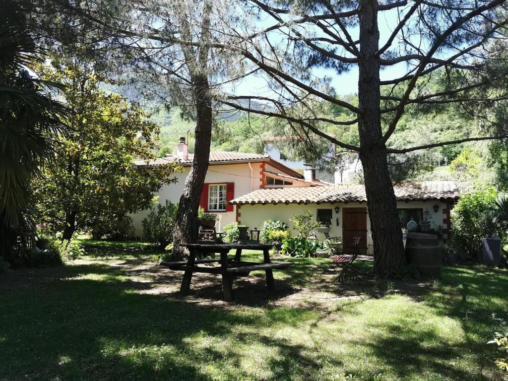 una casa con una mesa de picnic en el patio en Les lauriers en Sahorre