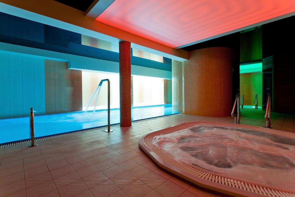Bazén v ubytovaní Paula Wellness & SPA alebo v jeho blízkosti