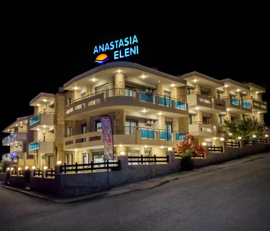 un edificio con un cartel encima por la noche en ANASTASIA ELENI en Kallithea Halkidikis