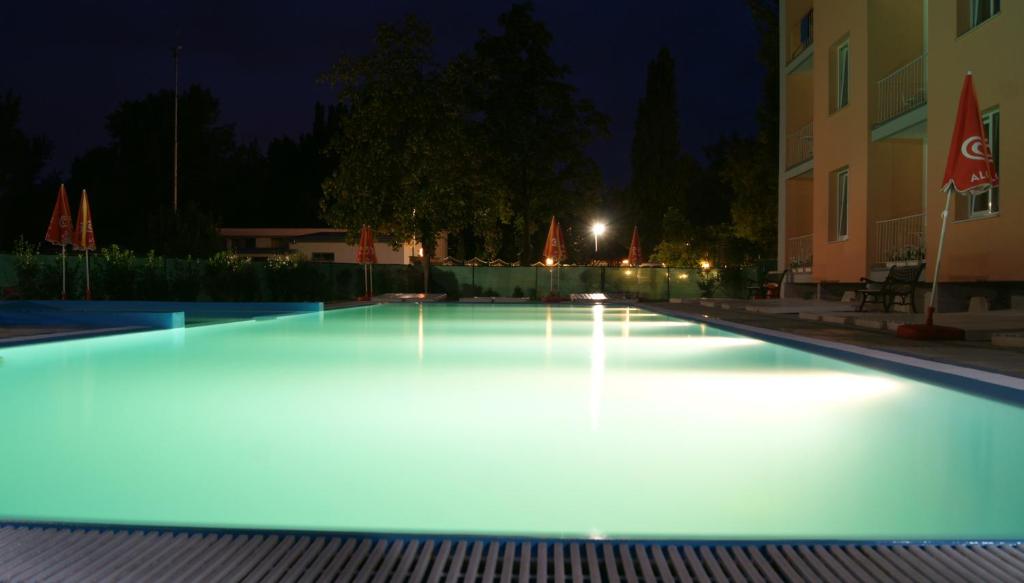 Bazén v ubytování Hotel KOREKT nebo v jeho okolí
