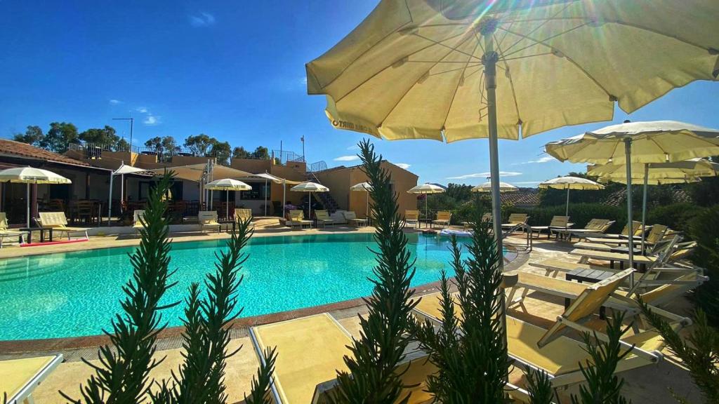 Bazén v ubytování Hotel Cala Mirto nebo v jeho okolí
