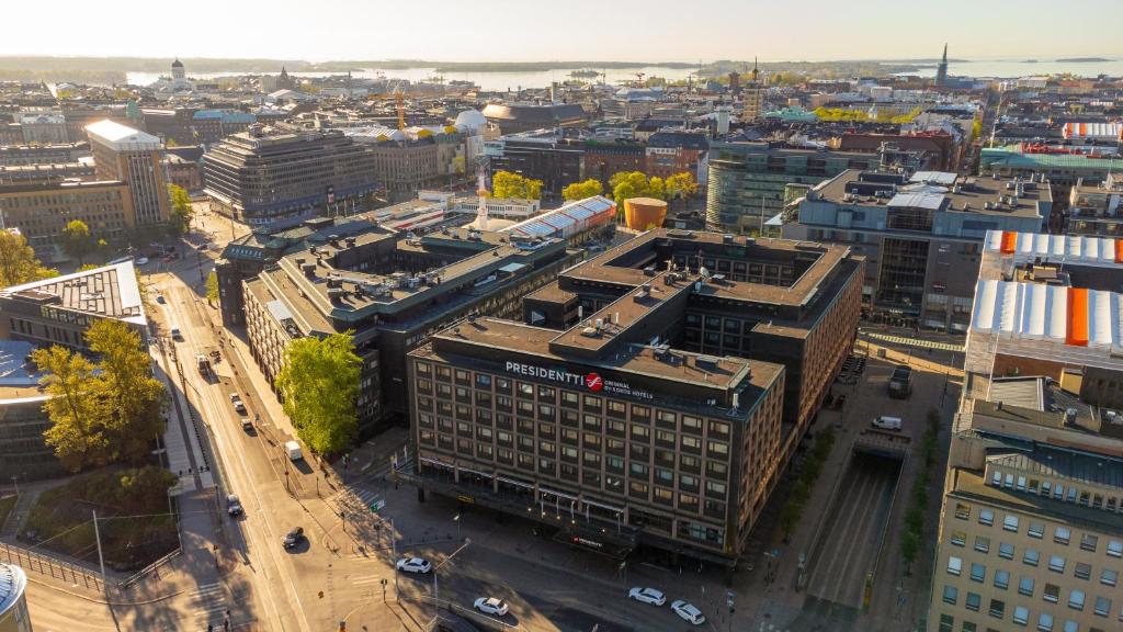 Original Sokos Hotel Presidentti Helsinki في هلسنكي: اطلالة جوية على مدينة بها مباني