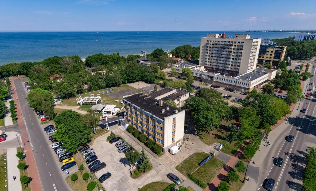 an aerial view of a city with a building and the ocean at Sopocki Zdrój in Sopot