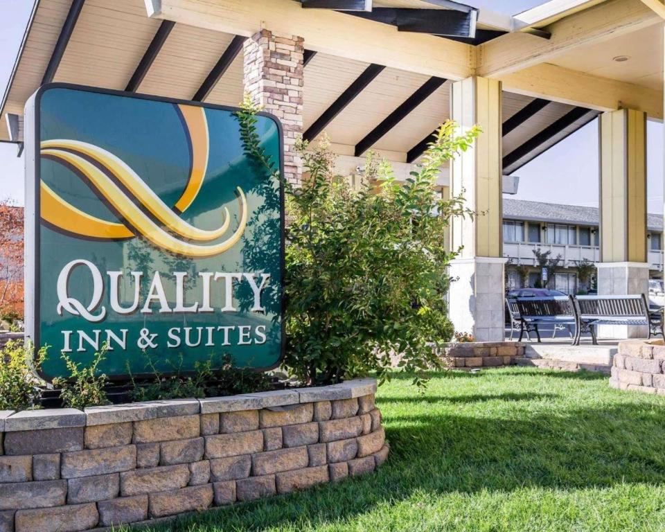 een bord voor een kwaliteitsherberg en suites bij Quality Inn & Suites Cameron Park Shingle Springs in Cameron Park