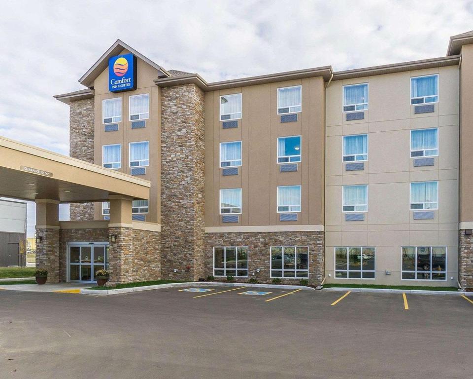 un hotel con un estacionamiento delante de él en Comfort Inn & Suites Edmonton International Airport en Nisku