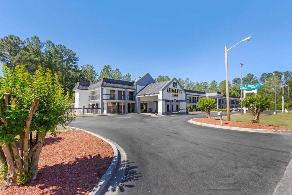 eine leere Straße vor einem Gebäude in der Unterkunft Quality Inn Walterboro in Walterboro