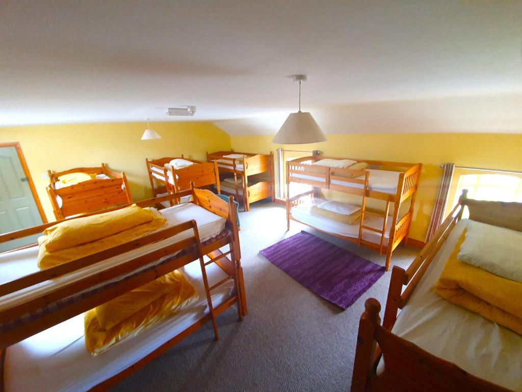 Postel nebo postele na pokoji v ubytování Slane Farm Hostel, Cottages and Camping