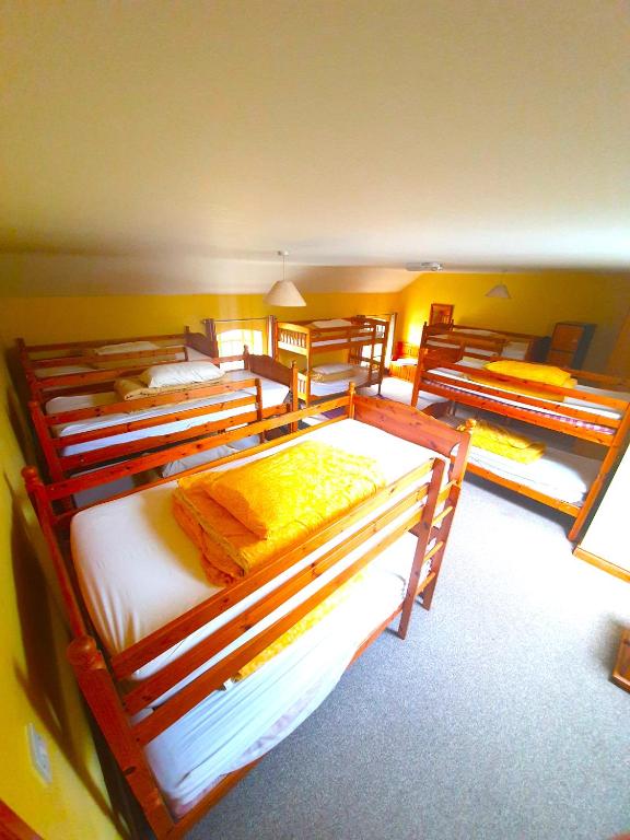 Postel nebo postele na pokoji v ubytování Slane Farm Hostel, Cottages and Camping