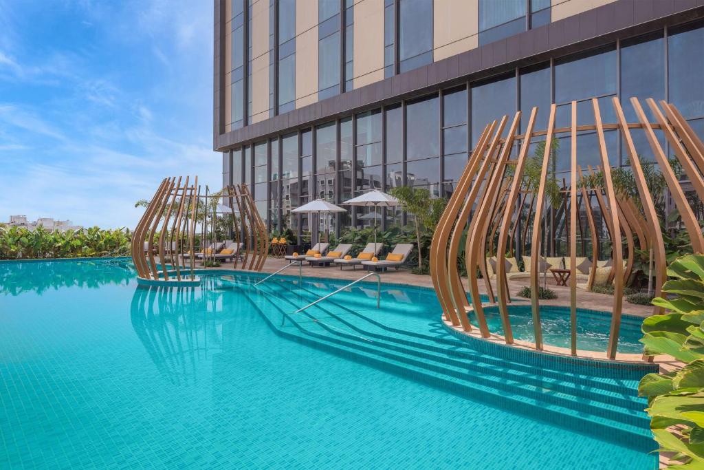 Bazén v ubytování Radisson Blu Hotel & Spa, Nashik nebo v jeho okolí
