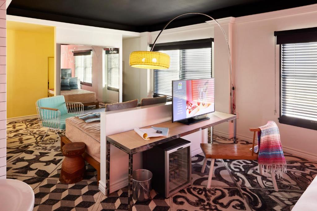 Mama Shelter LA Hollywood - XXL Mama Suite Hollywood With Hills View