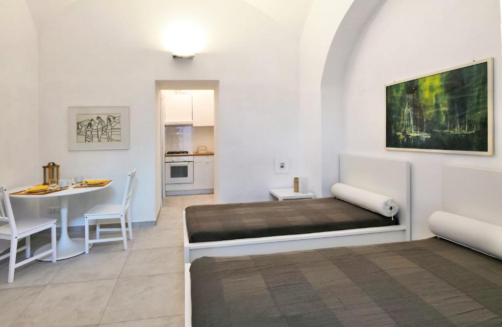 ein Wohnzimmer mit einem Bett und einem Tisch in der Unterkunft Cozy corner in Ischia city center in Ischia