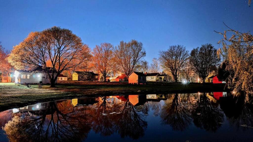 Bazen u ili blizu objekta Eden Village Motel and Cottages