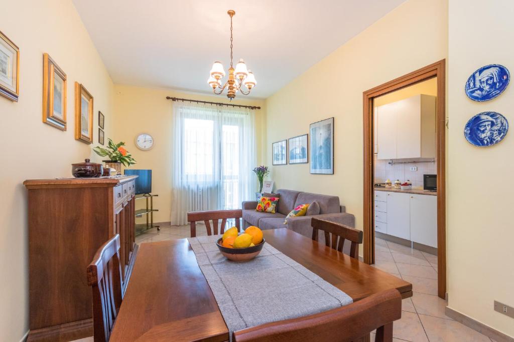 kuchnia i jadalnia ze stołem w obiekcie Frejus Classic Apartment by Wonderful Italy w Turynie
