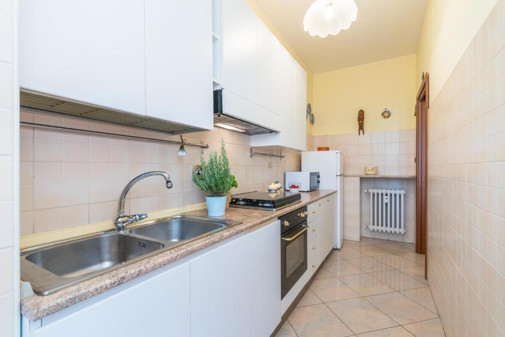 Kuchnia lub aneks kuchenny w obiekcie Frejus Classic Apartment by Wonderful Italy