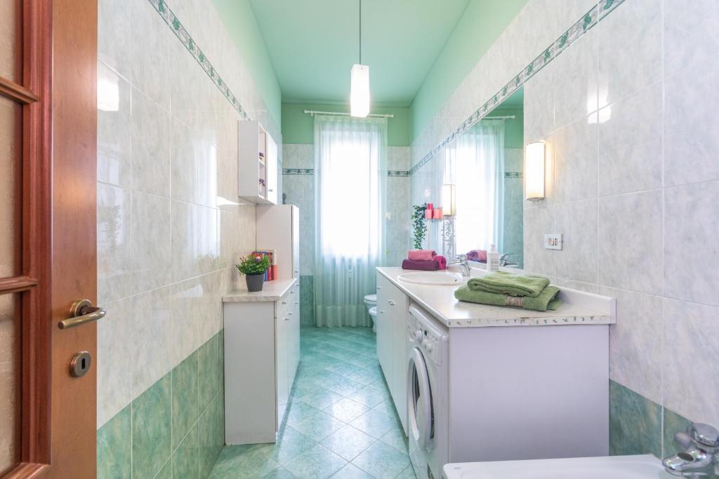łazienka z umywalką i pralką w obiekcie Frejus Classic Apartment by Wonderful Italy w Turynie