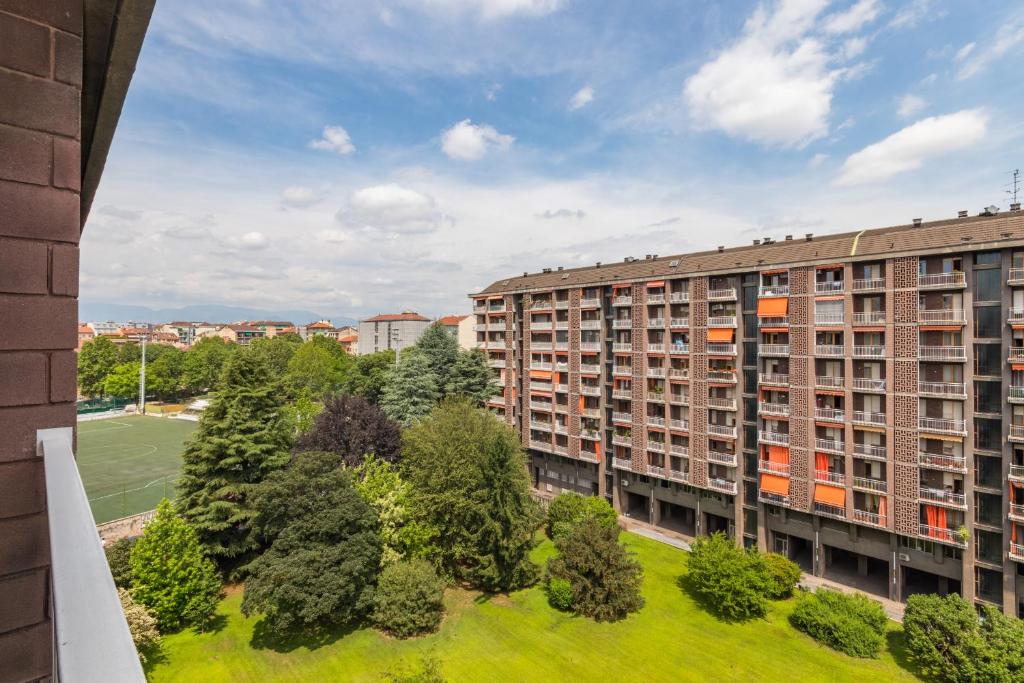 z powietrza widok na kompleks apartamentów z drzewami w obiekcie Frejus Classic Apartment by Wonderful Italy w Turynie