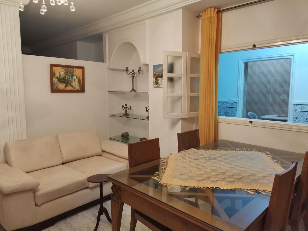 Jolie Maison au centre de Sidi Bou Saidにあるシーティングエリア