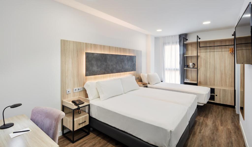 Llit o llits en una habitació de Sercotel Córdoba Delicias