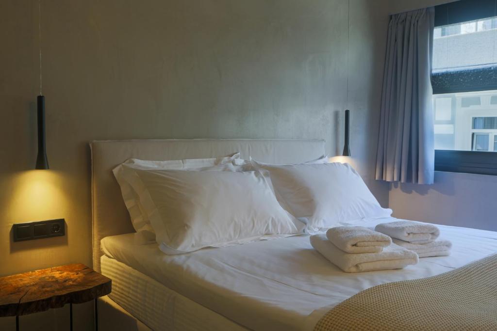 En eller flere senge i et værelse på ATHENS LUX CASA, Urban Eco Suites