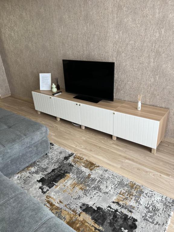 Televízia a/alebo spoločenská miestnosť v ubytovaní Lakeside Home