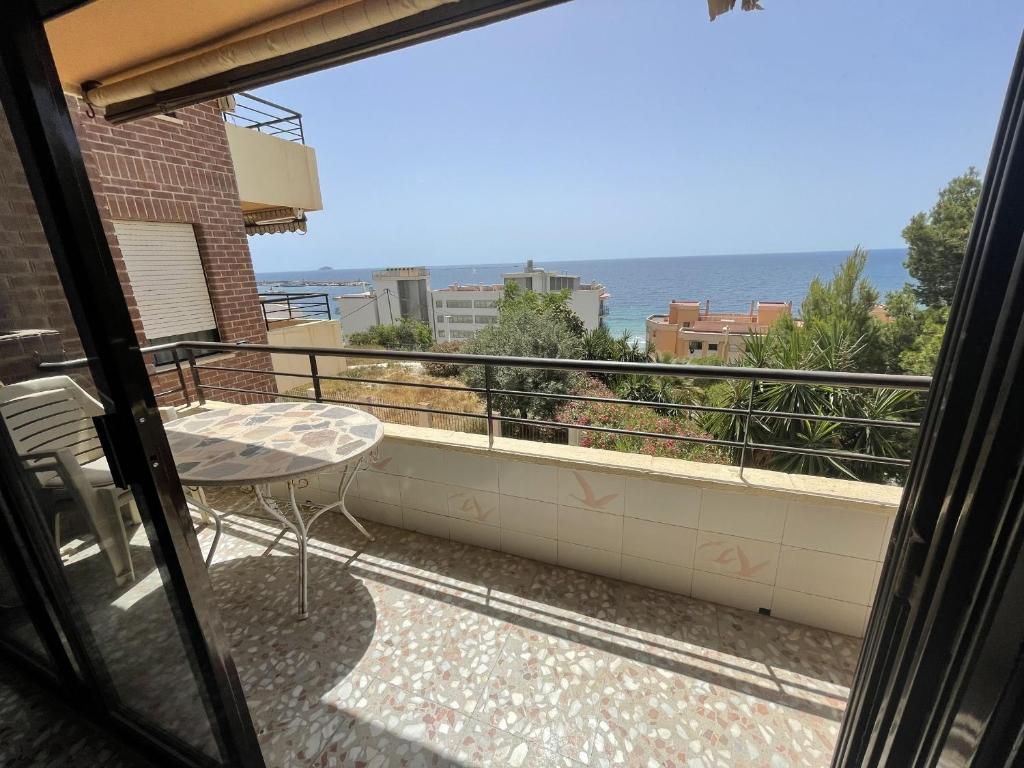 balcón con mesa y vistas al océano en PV20A, Gran apartamento en el centro con vistas al mar, en Villajoyosa