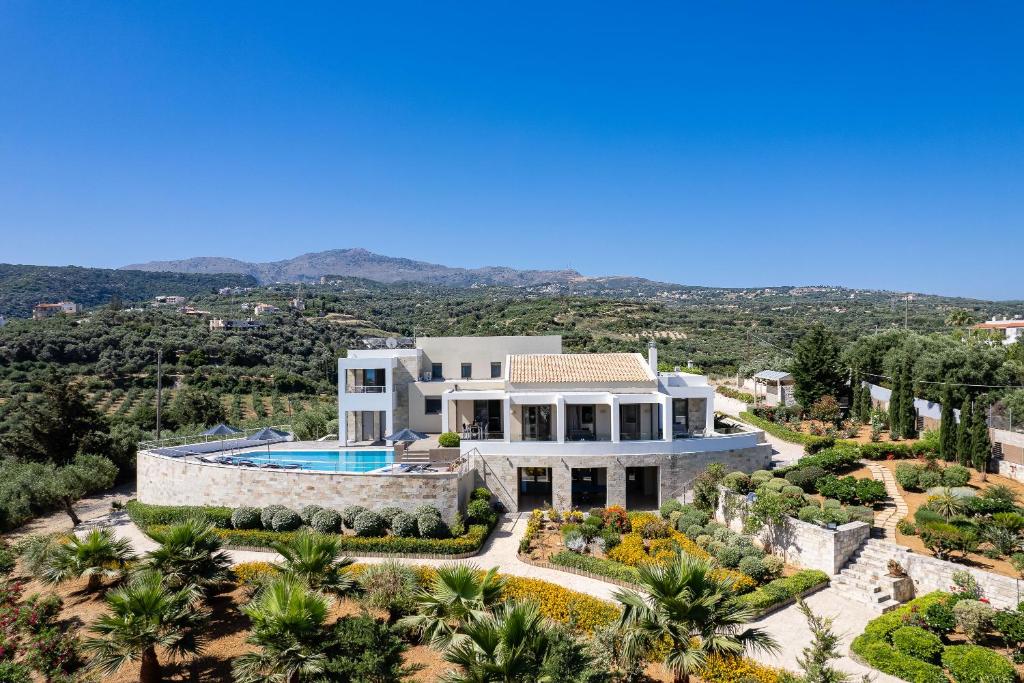 una vista aérea de una villa con piscina en Domus Eleon Luxury Villa en Rethymno