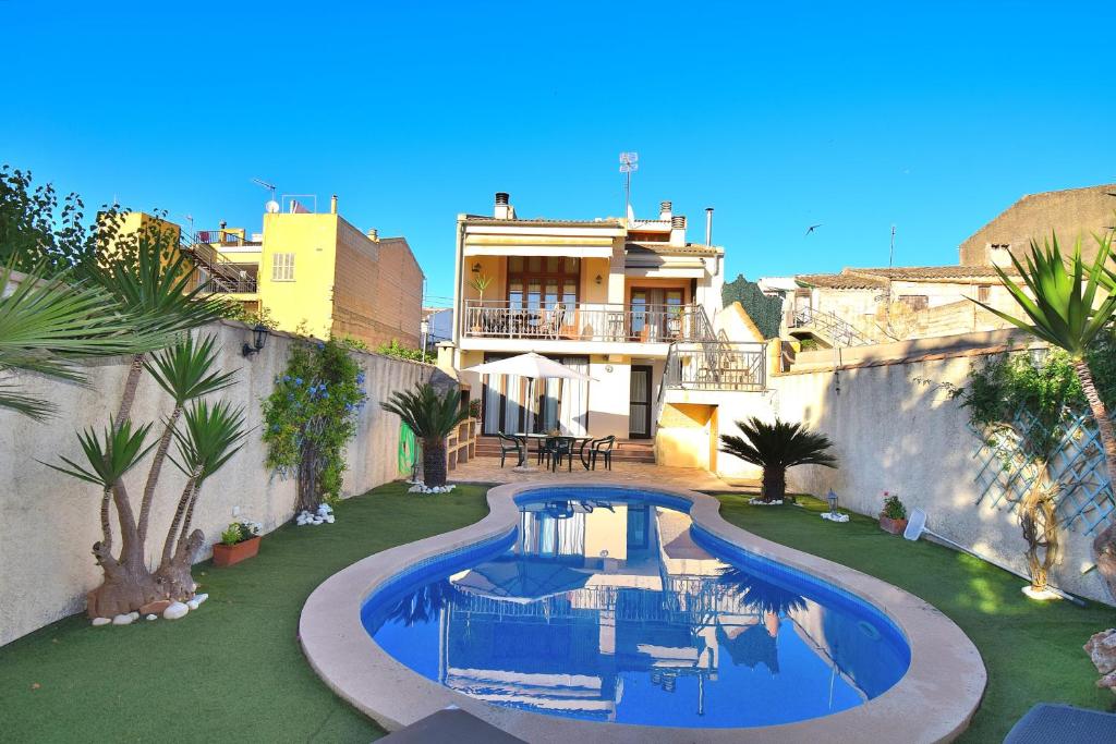 una casa con piscina en el patio en Villa Capavila 196 by Mallorca Charme, en Muro